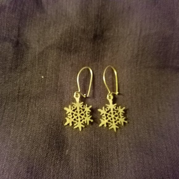Holiday Jewelry - Vintage Snowflake Pierced Earrings - Picture 1 of 2